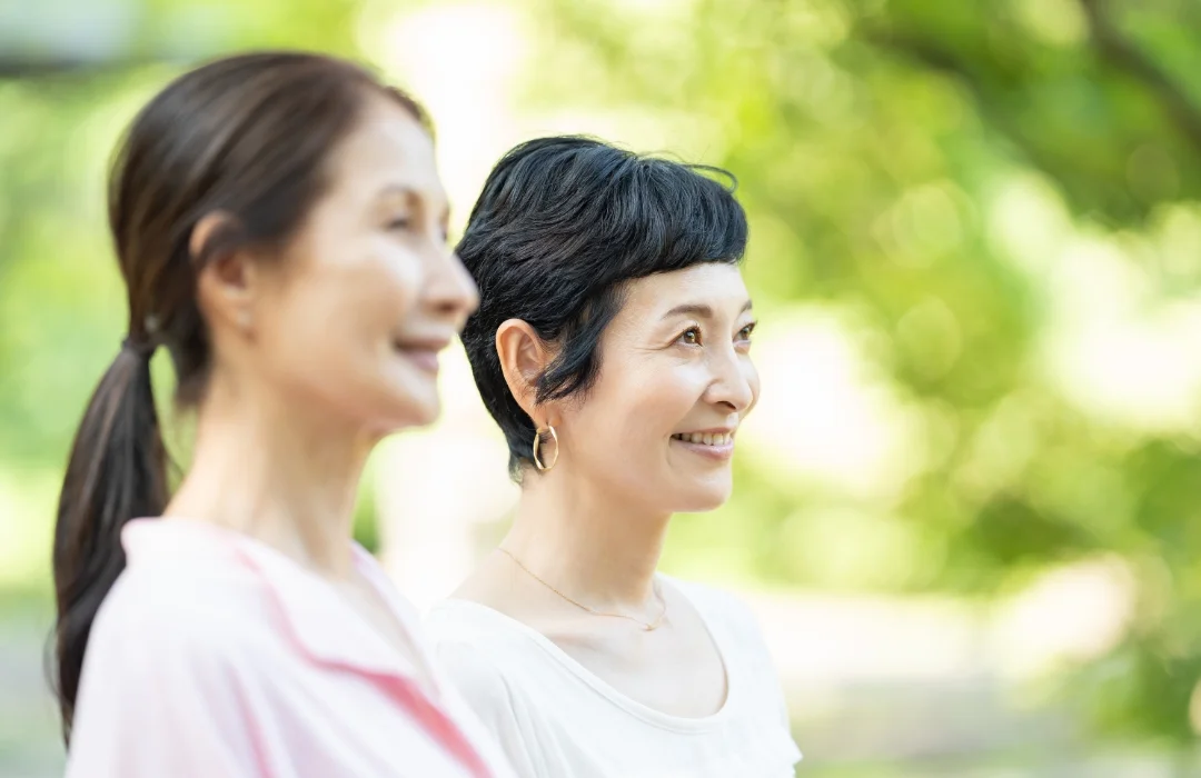人生100年時代、健康で美しく老いる女性たち。閉経後の長い人生を、高いQOL(生活の質)で幸福に過ごすイメージ。