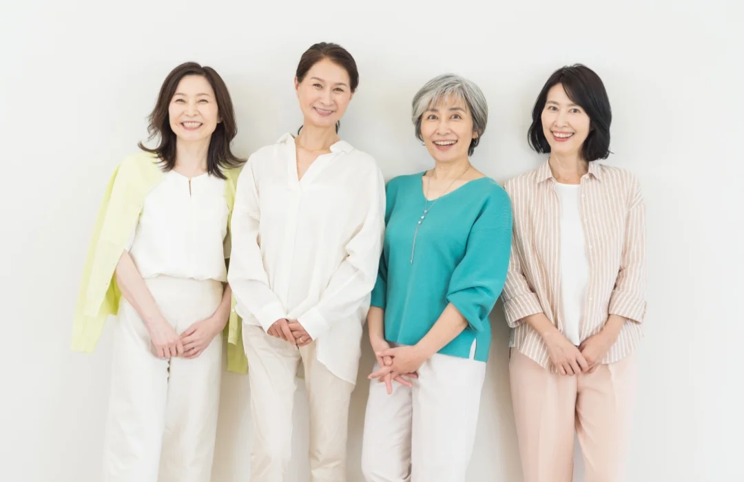 更年期医療のサポートで健康の曲がり角を乗り越え、美しく老いる女性たち。骨粗鬆症や動脈硬化を予防し、高いQOLを保つイメージ。